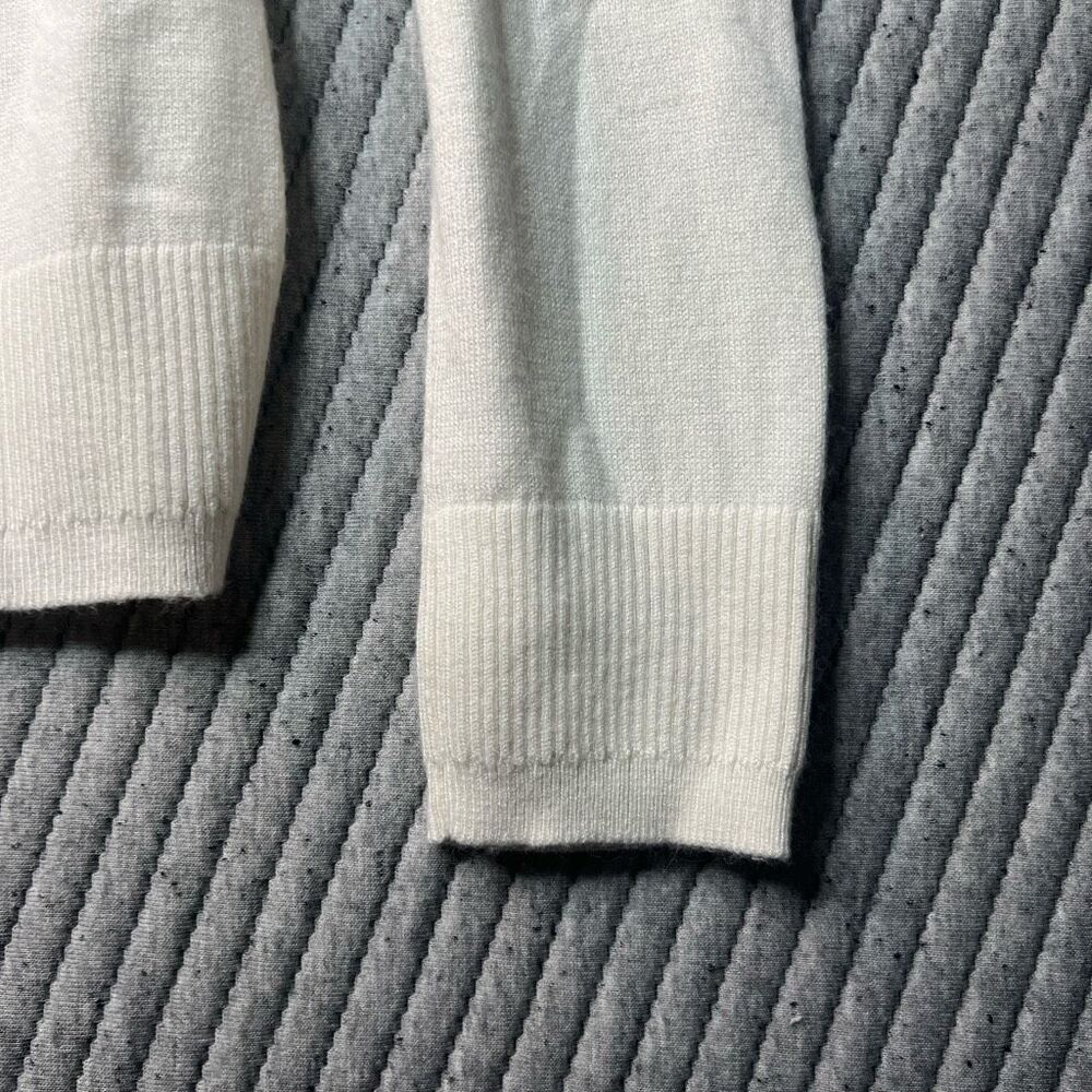 Victorinox Swiss Army‎ Women’s White V-Neck Size Small - Picture 12 of 16